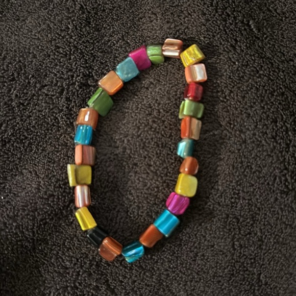 NWOT Dyed Mother of Pearl Stretchy Bracelet - Picture 3 of 3